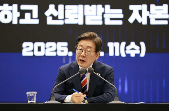 이재명 대통령이 11일 서울 영등포구 한국거래소에서 열린 주식시장 불공정거래 근절을 위한 현장 간담회에서 참석자 질문에 답하고 있다. 2025.6.11 [사진=연합뉴스]