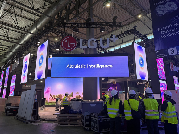 MWC26이 열리는 스페인 바르셀로나의 &lsquo;피라 그란 비아(Fira Gran Via)&rsquo;에서 LG유플러스 직원들이 전시관 완성을 위해 작업에 집중하는 모습. [사진=LGU+]