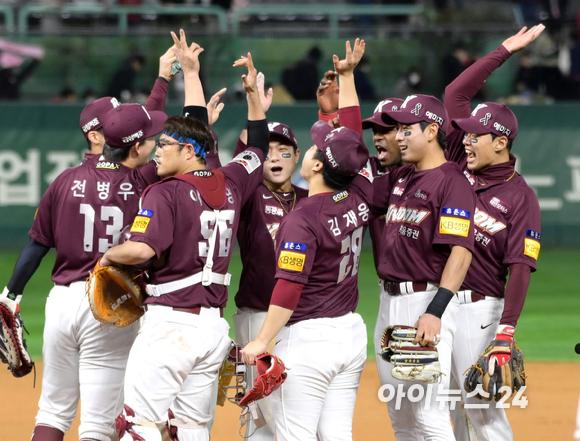 1일 오후 인천 SSG 랜더스필드에서 열린 2022 KBO리그 한국시리즈 키움 히어로즈 대 SSG 랜더스의 1차전 경기가 10회 연장 끝 7-6 키움의 승리로 끝났다. 키움 선수들이 기쁨을 나누고 있다. [사진=정소희 기자]