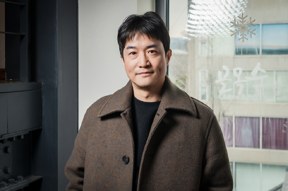 '크라임씬 리턴즈'를 연출한 윤현준 PD가 인터뷰에 앞서 사진촬영을 하고 있다. [사진=티빙]
