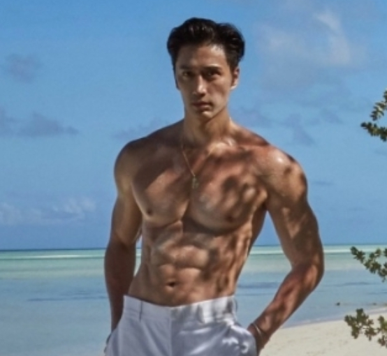 '최강 동안' 외모로 전 세계적인 화제를 모은 싱가포르 사진작가 추안도 탄(Chuando Tan)이 올해 환갑을 맞았다는 소식이 알려졌다. 사진은 환갑을 맞이한 탄. [사진=탄 인스타그램 ]