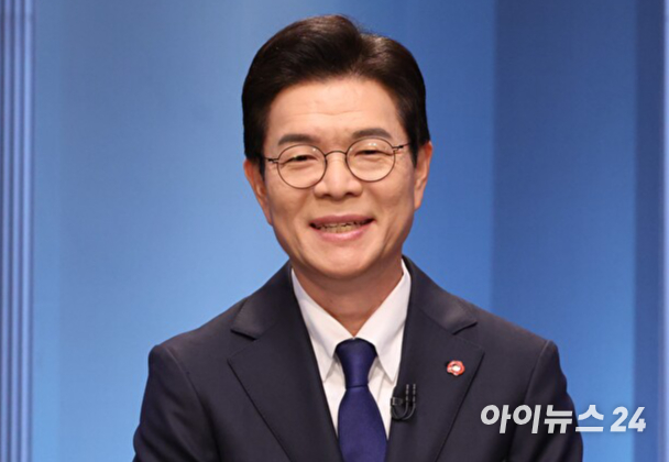 정원오 더불어민주당 서울시장 예비후보가 3일 서울 여의도 KBS 스튜디오에서 열린 더불어민주당 서울시장 본경선 후보자 2차 합동토론회에서 토론을 준비하고 있다. [사진=국회사진기자단]