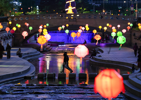 부처님 오신 날을 앞둔 14일 저녁 서울 종로구 청계천에 설치된 연등이 불을 밝히고 있다. [사진=뉴시스]