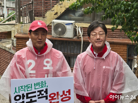 오세훈 국민의힘 서울시장 후보가 6.3 지방선거 공식 선거운동이 시작된 21일 서울 강북구 삼양동에서 유승민 전 의원과 함께 '대시민 출정식'을 열고 메시지를 발표하고 있다. [사진=김한빈 기자]