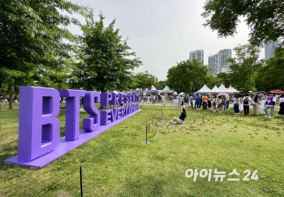 17일 서울 영등포구 여의도 한강공원에서 열린 방탄소년단 데뷔 10주년 FESTA @여의도(BTS 10th Anniversary FESTA @Yeouido)에 10주년 기념 슬로건 'BTS PRESENTS EVERYWHERE' 조형물이 놓여있다. [사진=정소희 기자]