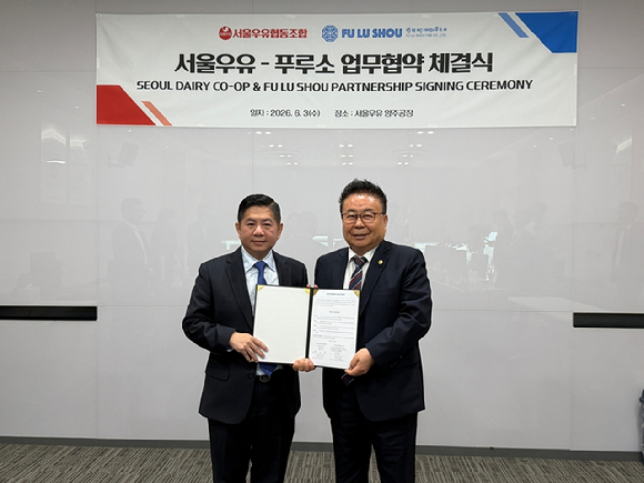 지난 3일 서울우유 양주공장에서 열린 캄보디아 수출 확대를 위한 업무협약 체결식에서 캄보디아 식품 유통 전문기업 푸루소 속 삼낭(Sok Samnang) 회장과 서울우유협동조합 문진섭 조합장(왼쪽부터)이 기념사진을 촬영하고 있다. [사진=서울우유협동조합]