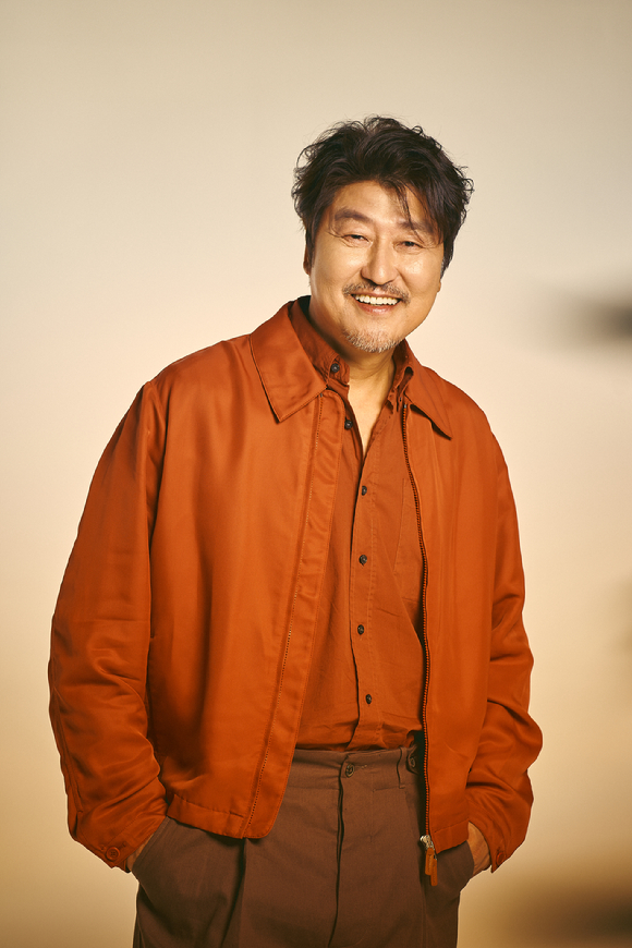 배우 송강호가 8일 영화 '브로커' 인터뷰에 앞서 포즈를 취하고 있다. [사진=써브라임]