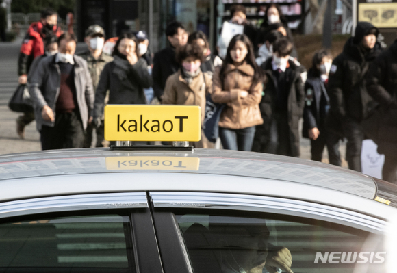 지난 14일 서울 용산역 택시 승강장에서 카카오 택시가 운행을 기다리고 있다. [사진=뉴시스]