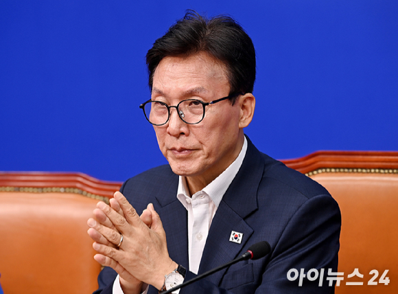 김민석 더불어민주당 당대표가 31일 서울 여의도 국회에서 열린 최고위원회의에서 발언을 경쳥하고 있다. [사진=곽영래 기자]