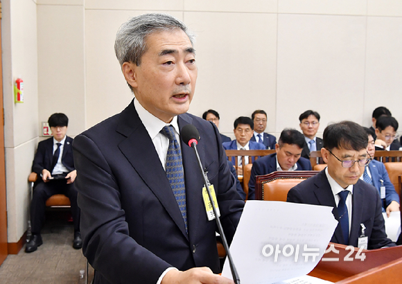 신현송 한국은행 총재가 9일 서울 여의도 국회에서 열린 재정경제기획위원회 전체회의에서 업무보고를 하고 있다. [사진=곽영래 기자]