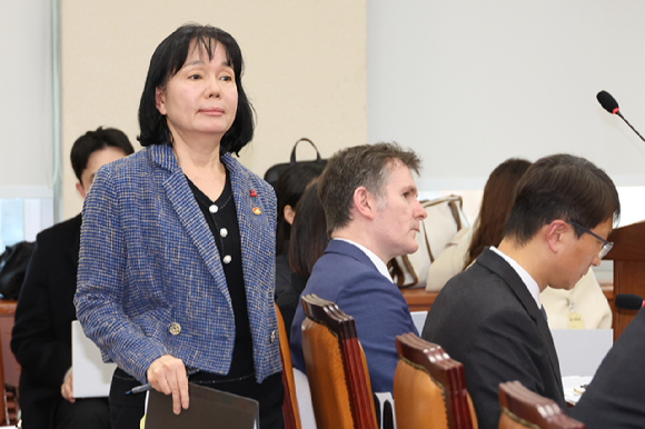 송경희 개인정보보호위원장이 3일 국회 정무위원회에서 열린 쿠팡 개인정보 유출 사태 관련 현안질의에서 위원 질의에 답한 뒤 자리로 돌아가고 있다. [사진=연합뉴스]