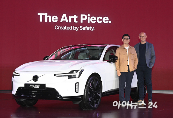 볼보자동차코리아가 22일 오전 서울 중구 그랜드하얏트서울에서 차세대 순수 전기 플래그십 세단 ES90 신차 출시 행사를 진행했다.이윤모 볼보자동차코리아 대표이사와 오스카 베르틸손 올스보르(Oscar Bertilsson Olsborg) 볼보자동차 90라인업 및 글로벌 커머셜 총괄이 포즈를 취하고 있다. [사진=곽영래 기자]