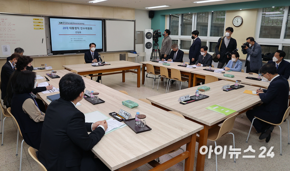 안철수 대통령직인수위원장이 13일 서울 마포구 성산동 홍대사대부속여고에서 열린 코로나 방역대책 관련 학교 현장 간담회에서 인사말을 하고 있다. [사진=인수위사진기자단]