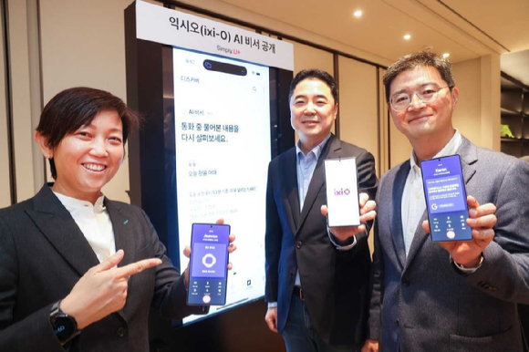 왼쪽부터 캐런 티오 구글 아시아 태평양 플랫폼·디바이스 파트너십 총괄(부사장)과 이상엽 LG유플러스 CTO(전무), 이재원 LG유플러스 Consumer부문장(부사장)이 익시오 AI 비서를 소개하고 있다. [사진=LGU+]