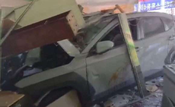 대전시 중구 한 도로에서 SUV 차량이 정육점으로 돌진하는 사고가 발생해 2명이 다쳤다. 사진은 사고 차량. [사진=KBS 보도화면 캡처]