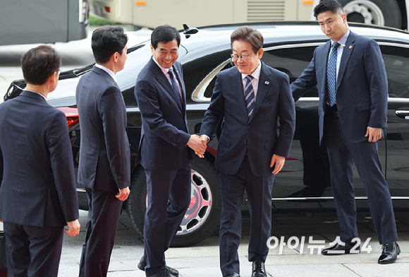 이재명 대통령이 26일 서울 여의도 국회에서 열린 추가경정예산안 시정연설을 위해 본관으로 들어서고 있다. [사진=국회사진기자단]