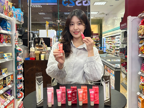 모델이 GS25의 '손앤박' 협업 색조 화장품을 소개하고 있다. [사진=GS25]