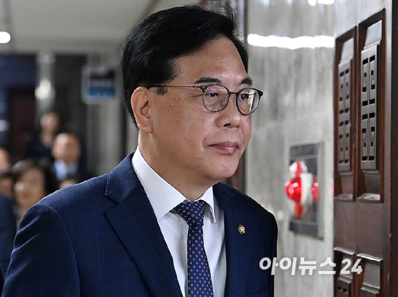 송언석 국민의힘 원내대표가 24일 서울 여의도 국회에서 열린 원내대책회의에 참석하고 있다. [사진=곽영래 기자]