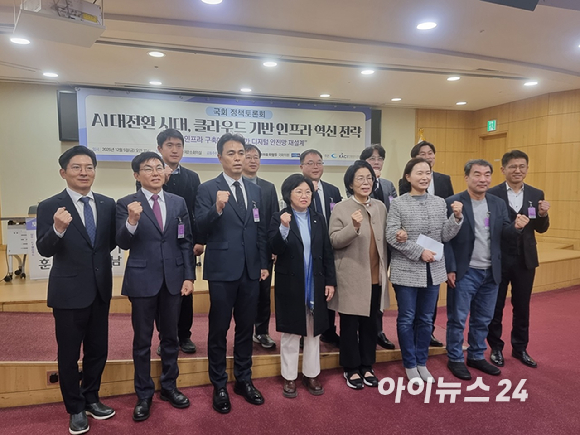 최지웅 한국클라우드산업협회장이 5일 오전 국회 의원회관에서 열린 'AI 대전환 시대, 클라우드 기반 인프라 혁신 전략' 정책토론회에서 기조연설을 하고 있다. [사진=윤소진 기자]