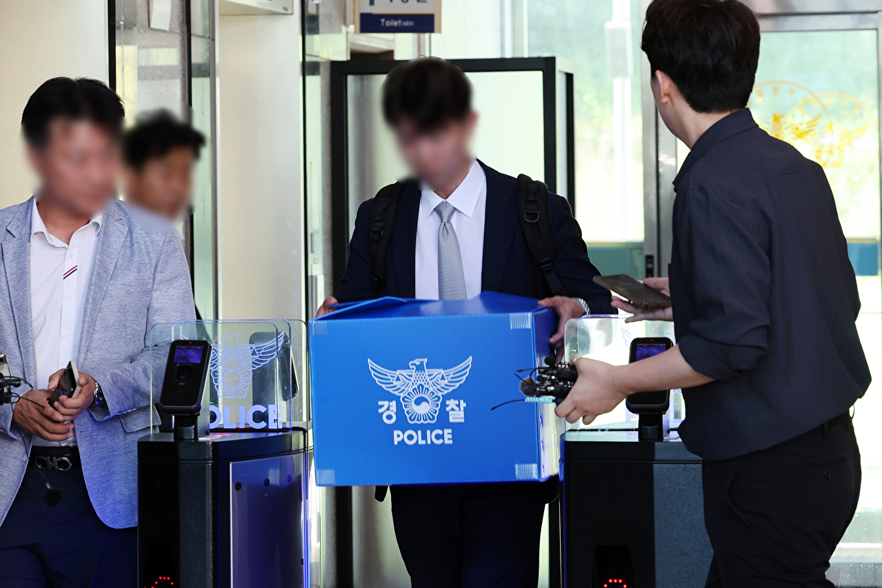 경찰청 장윤기 사건 관련 진상규명 특별수사단이 21일 수사 과정의 보고&middot;지휘 체계를 확인하기 위해 서울 서대문구 경찰청 국가수사본부를 압수수색 중인 가운데 국수본 로비 앞에 경찰 관계자들이 지나가고 있다. 2026.7.21 [사진=연합뉴스]