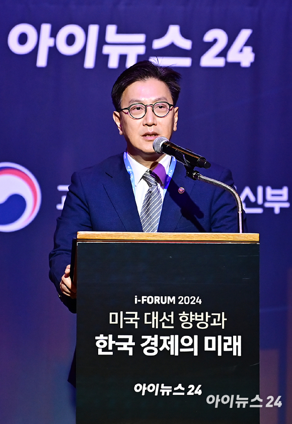 매년 하반기에 주요 이슈를 진단하고 대응 방안을 논의하는 '아이포럼 2024'가 '미국 대선 향방과 한국 경제의 미래' 라는 주제로 23일 서울 중구 롯데호텔 크리스탈볼룸에서 열렸다.김범석 기획재정부 제1차관이 축사를 하고 있다. [사진=곽영래 기자]