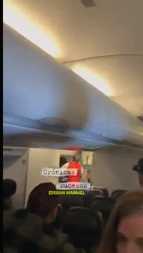 운행 중인 비행기 안에서 한 승객이 갑자기 비상구를 열겠다며 난동을 부린 사건이 발생했다. 승객이 난동 부리는 모습. [사진=X(옛 트위터)]