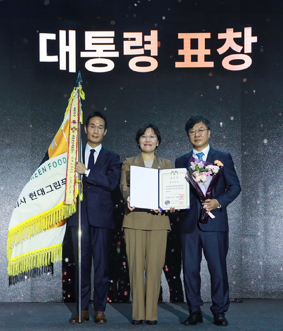 29일 서울 강남구 코엑스에서 열린 '식품외식산업 발전 유공' 정부포상 행사에서 박홍진 현대그린푸드 사장(사진 오른쪽)이 송미령 농림축산식품부 장관(가운데)으로부터 대통령표창을 수여받은 뒤 기념사진을 촬영하고 있다. [사진=현대그린푸드]