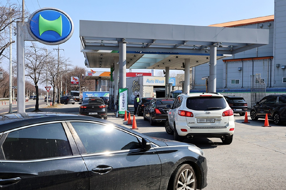 광주 서구 치평동에서 주유하려는 차량이 저렴한 가격의 주유소에 몰려 있다. [사진=연합뉴스]