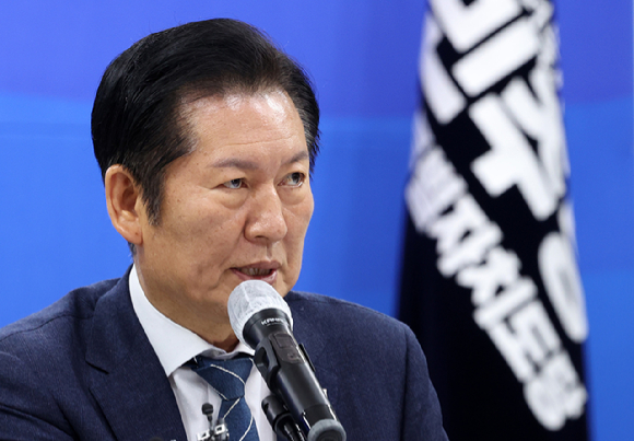 더불어민주당 정청래 대표가 17일 강원 춘천시 더불어민주당 강원특별자치도당에서 열린 현장 최고위원회의에서 발언하고 있다. 2025.12.17 [사진=연합뉴스]