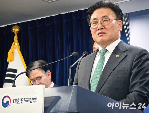 유상임 과학기술정보통신부 장관이 11일 오후 정부서울청사에서 2025년도 핵심과제 2월 실적 및 3월 계획을 발표한 뒤 취재진 질의에 답변하고 있다. [사진=안세준 기자]