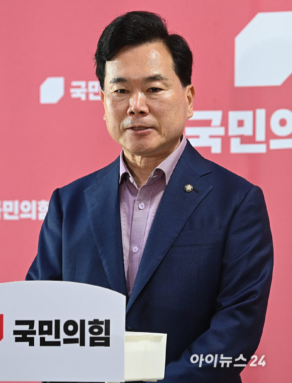 국민의힘 신임 원내운영수석부대표에 내정된 김승수 의원이 국회에서 소감을 밝히고 있다. [사진=곽영래 기자]