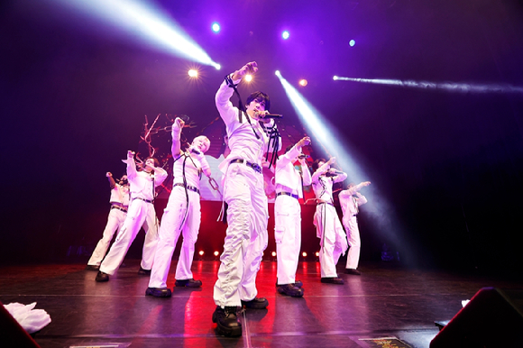 앰퍼샌드원이 일본 시부야구 문화종합센터 오와다 덴쇼홀에서 팬 콘서트 2026 AMPERS&ONE FAN-CON IN TOKYO(2026 앰퍼샌드원 팬-콘 인 도쿄)를 통해 팬들을 만나고 있다. [사진=FNC엔터테인먼트]