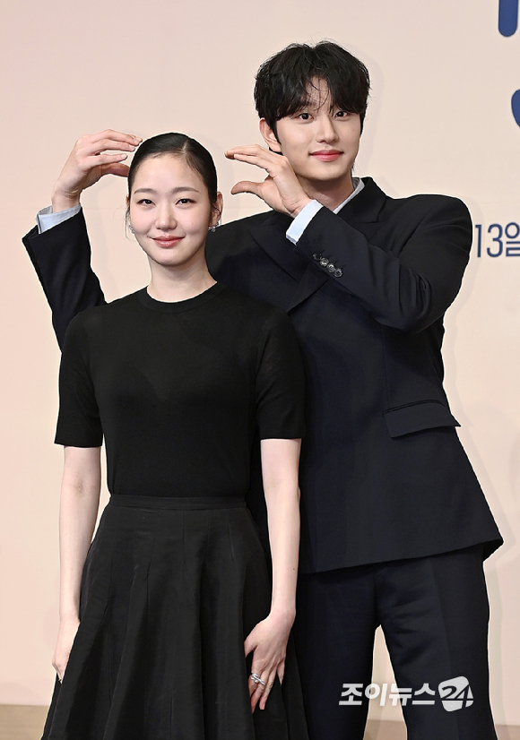 배우 김고은, 김재원이 7일 서울 구로구 더 링크호텔 서울에서 열린 티빙 새 드라마 '유미의 세포들3' 제작발표회에서 포토타임을 갖고 있다. [사진=곽영래 기자]