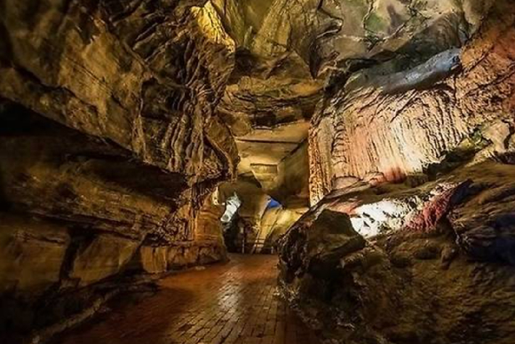 정제 전의 금 광석 덩어리. [사진=마덴]