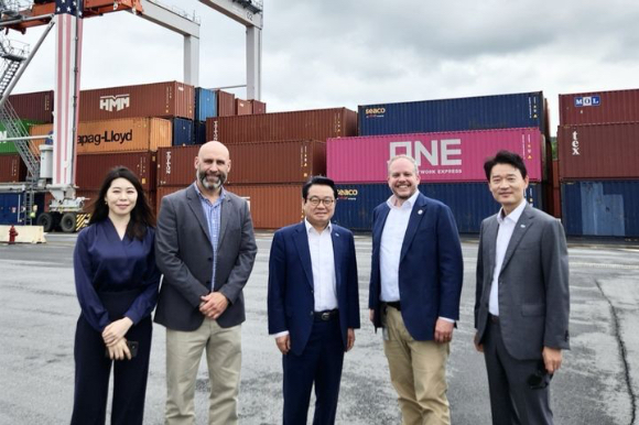 한국해양진흥공사 안병길 사장(가운데)이 미국 조지아주 ARP(애팔래치안 지역 항만) 터미널에 방문해 조지아항만청과 담당자와 함께 기념촬영을 하고 있다. [사진=한국해양진흥공사]