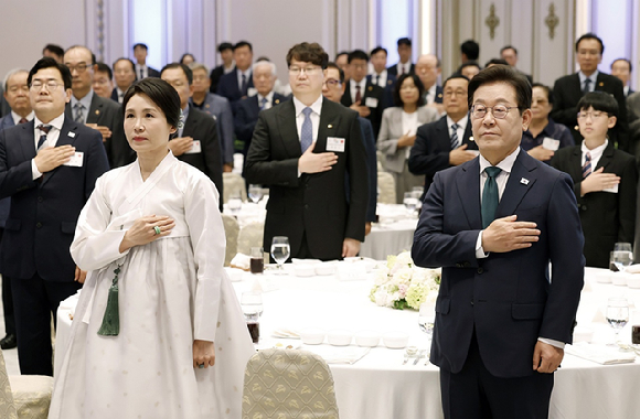 곽동신 한미반도체 회장이(가운데) 14일 청와대 영빈관에서 열린 '광복 80주년, 대통령의 초대' 행사에 참석했다. (앞 줄 왼쪽부터) 김혜경 여사, 이재명 대통령. [사진=한미반도체]