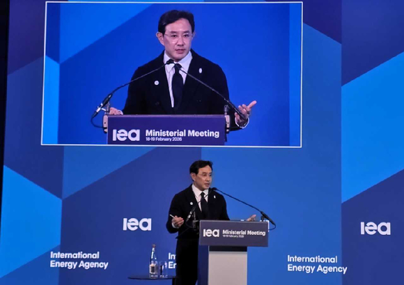 최윤범 고려아연 회장이 IEA 각료이사회 중 개최된 '정부-산업계 토론회 핵심광물 공급망' 세션에서 발언하고 있다. [사진=고려아연]