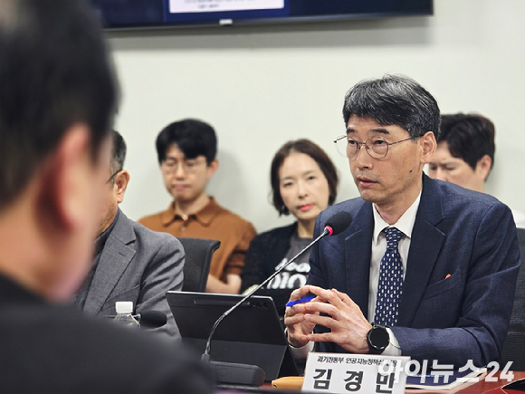 윤성은 SK텔레콤 AI 정책연구원장 겸 Comm센터장이 16일 오후 국회 의원회관 제3간담회의실에서 열린 '3대 메가프로젝트, AI 인프라 투자 촉진과 지능 수출을 위한 전략 토론회'에서 'SK AI데이터센터 추진 계획과 정책 제언'을 주제로 발표하고 있다. [사진=안세준 기자]