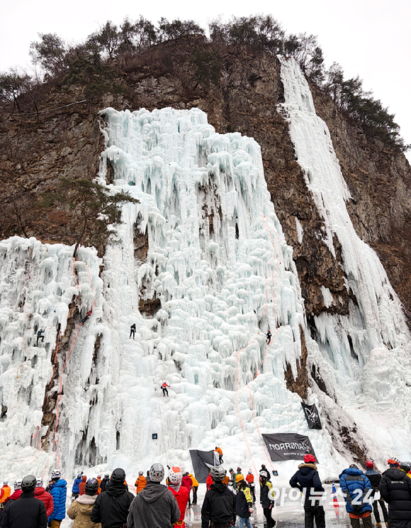 원주시산악연맹 한국판대아이스파크운영위원회가 주최하고 원주시산악연맹이 주관한 '제3회 전국 아이스클라이밍 페스티벌'이 코오롱등산학교, 리더스, 한국산악회 등 전국 15개팀이 참가한 가운데 22일 강원도 원주시 지정면 지정리 194 판대아이스파크에서 성대하게 열렸다. 경기에 참가한 선수들이 빙벽을 오르고 있다. [사진=정소희 기자]