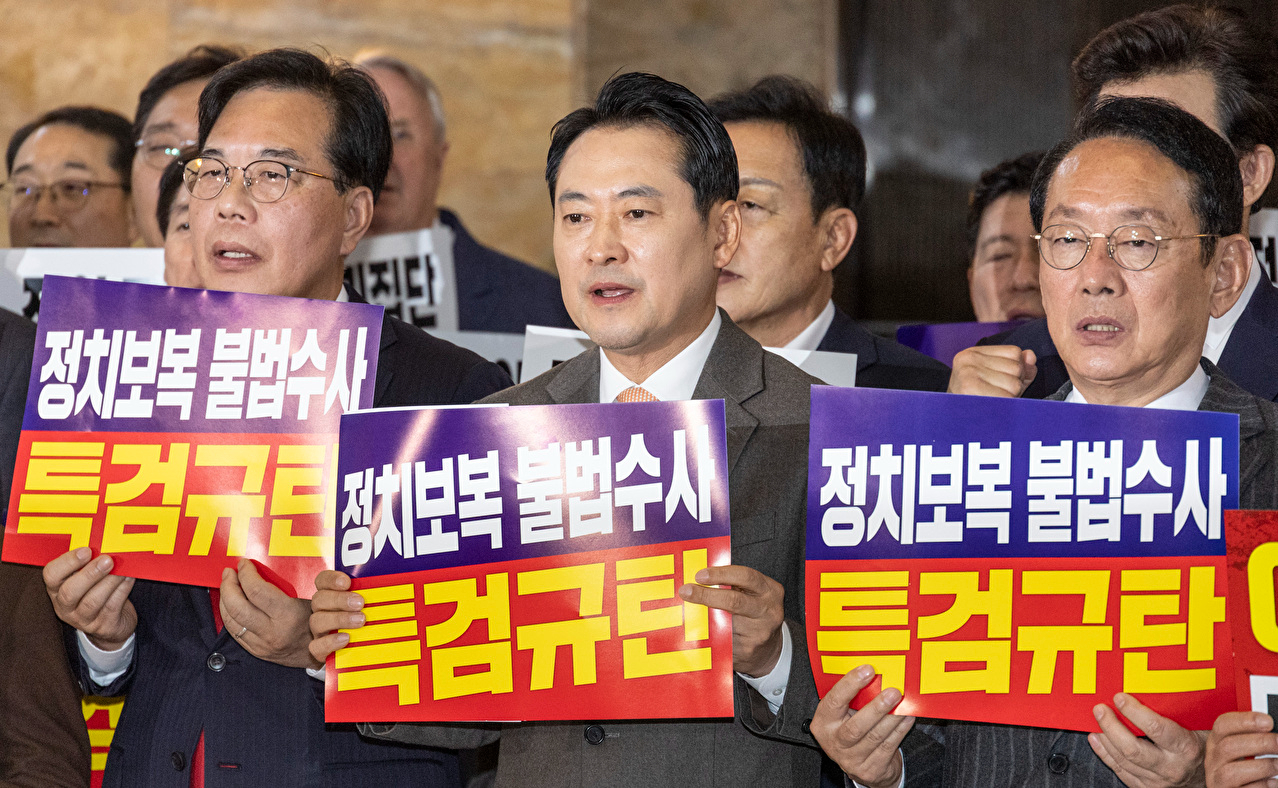 국민의힘 장동혁 대표와 송언석 원내대표를 비롯한 소속 의원들이 27일 추경호 의원에 대한 체포동의안 처리에 항의하며 국회 본회의장 앞에서 규탄대회를 열고 있다. 2025.11.27 [사진=연합뉴스]