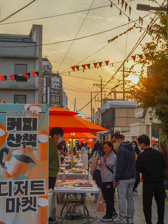 시민과 관광객들이 동명동 커피마켓을 둘러보고 있다 [사진=광주광역시 동구]