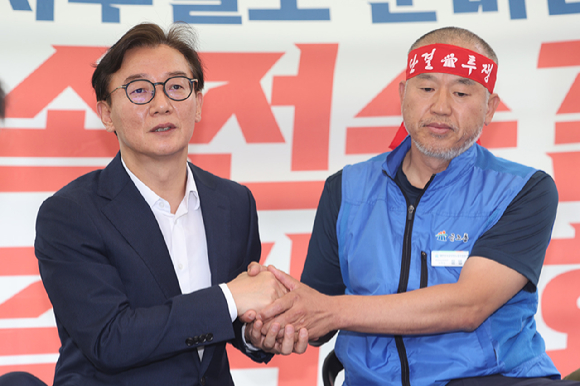 전재수 해양수산부 장관 후보자가 17일 서울 여의도 국회 앞에서 해수부 부산 이전 반대 단식 투쟁 중인 윤병철 공무원노조 해수부지부 위원장과 만나 대화하며 손을 잡고 있다. 윤 위원장은 이날 전 후보자와의 만남에서 단식 투쟁 중단을 선언했다. 2025.7.17 [공동취재] [사진=연합뉴스]