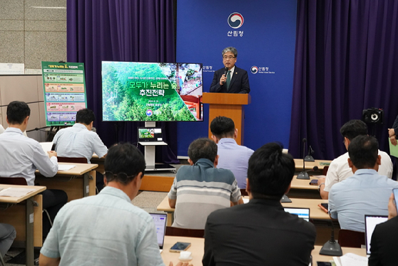 임상섭 산림청장이 10일 정부대전청사 기자실에서 '모두가 누리는 숲 추진전략' 관련 브리핑을 하고 있다. [사진=산림청]