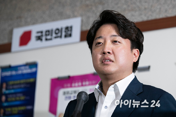 국민의힘 권성동 원내대표와 의원들이 14일 오후 서울 여의도 국회에서 열린 제419회국회(임시회) 제4차 본회의에서 윤석열 대통령 탄핵소추안이 결과를 기다리고 있다. [사진=곽영래 기자]