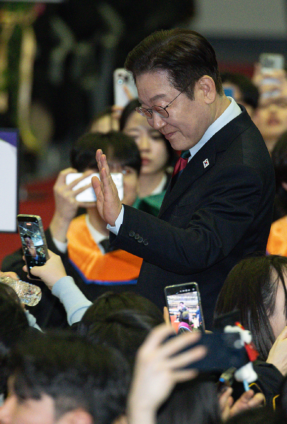 이재명 대통령이 20일 대전 유성구 한국과학기술원(KAIST)에서 학위수여식에 입장하며 졸업생들과 인사하고 있다. 2026.2.20 [사진=연합뉴스]