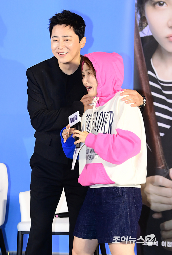 배우 조정석이 30일 오전 서울 CGV 용산아이파크몰에서 열린 영화 '좀비딸' (감독 필감성) 제작보고회에서 '좀비딸'로 변한 MC 박경림을 지키는 포즈를 선보이고 있다. [사진=정소희 기자]