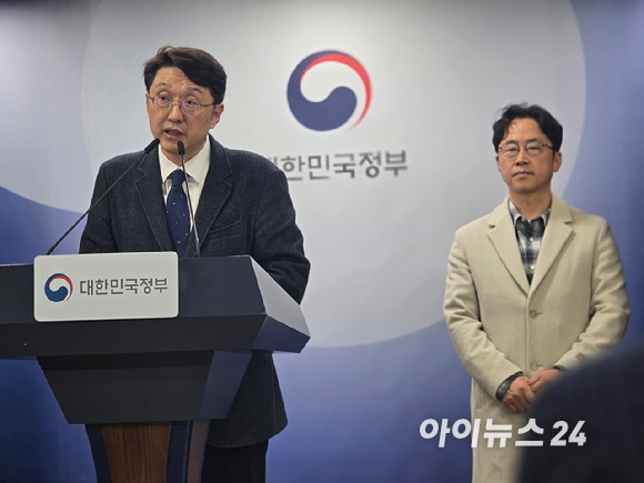 최우혁 과학기술정보통신부 네트워크정책실장(왼쪽)이 2025년 12월 24일 정부서울청사에서 브리핑을 열고 휴대전화 개통 시 안면인증 도입과 관련해 설명하고 있다. [사진=안세준 기자]