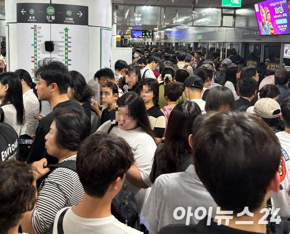  4일 오전 출근길 열차 지연으로 지하철 2호선 신림역에 빼곡히 이용객들이 들어차 있다. [사진=설래온 기자 ]