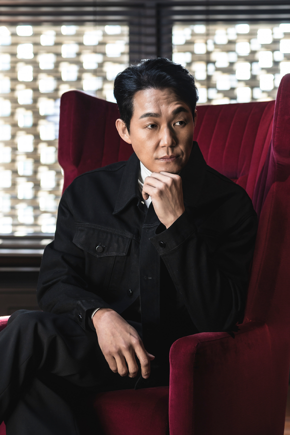 배우 박성웅이 영화 '젠틀맨' 인터뷰에 앞서 포즈를 취하고 있다. [사진=콘텐츠웨이브(주)]
