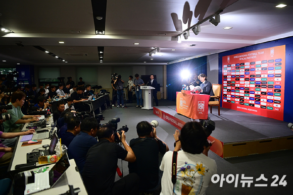 홍명보 신임 축구 국가대표팀 감독이 29일 오전 서울 종로구 축구회관에서 열린 국가대표팀 감독 취임 기자회견에 참석하고 있다.  [사진=정소희 기자]